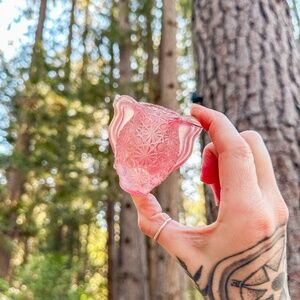 ❌SOLD❌Vintage Daisy and Button watermelon pink Miniature Pitcher and Urn Tooth